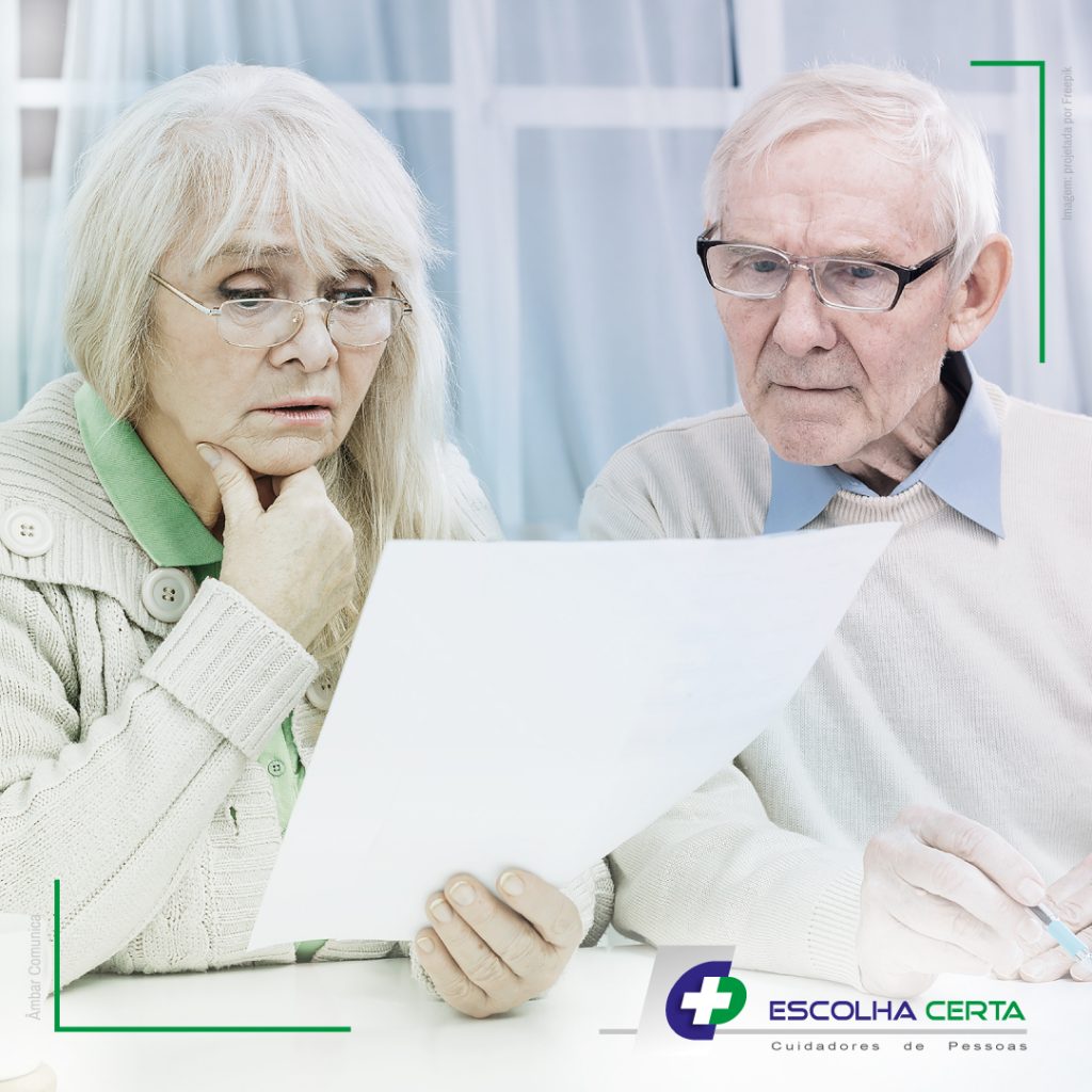A imagem mostra um casal de idosos com aparência preocupada olhando para um documento. No rodapé aparece o logo da Esco... 
                </h4>
              </a>   
             </section>    
             <section class=